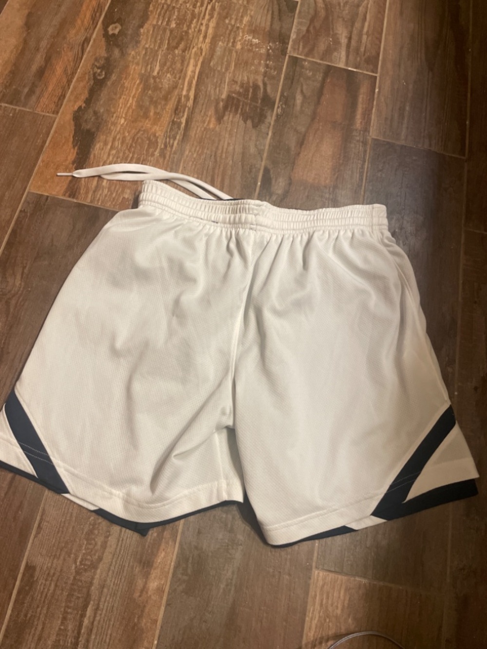 Women’s medium under armor basketball ahorts - Picture 5 of 6
